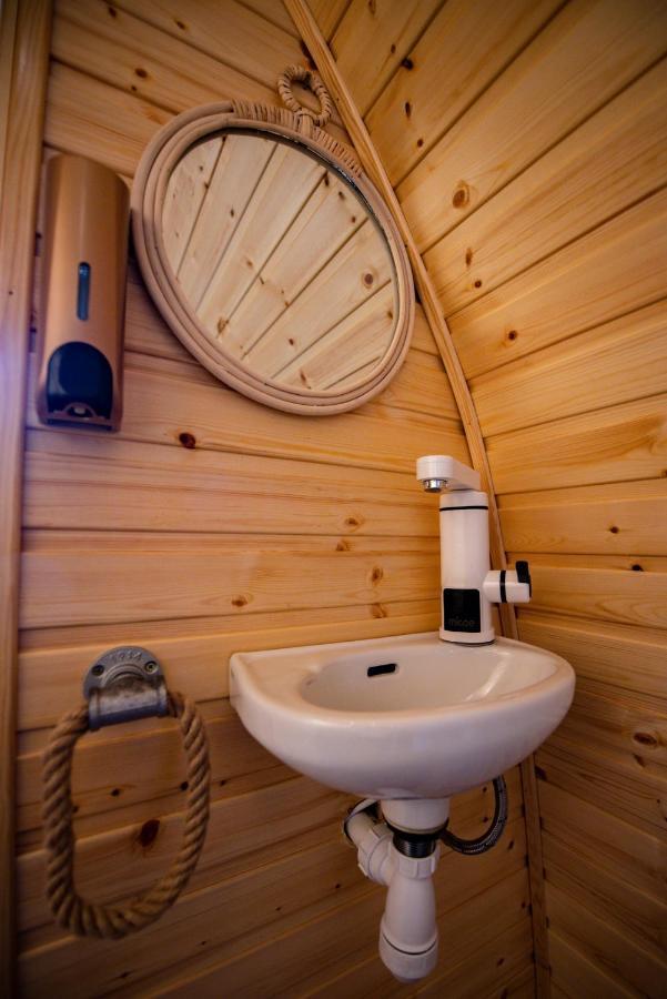 Highland & Transylvania Glamping Pods ロイブリッジ エクステリア 写真